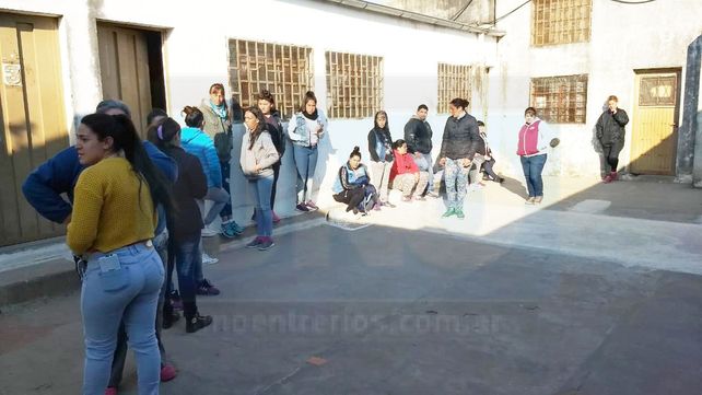 Padres autoconvocados exigieron este martes a las autoridades que no dejen ingresar al acusado a la institución.&nbsp;