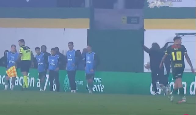 De no creer. Sebastián Beccacece intenta evitar un saque lateral de River porque quería realizar un cambio.