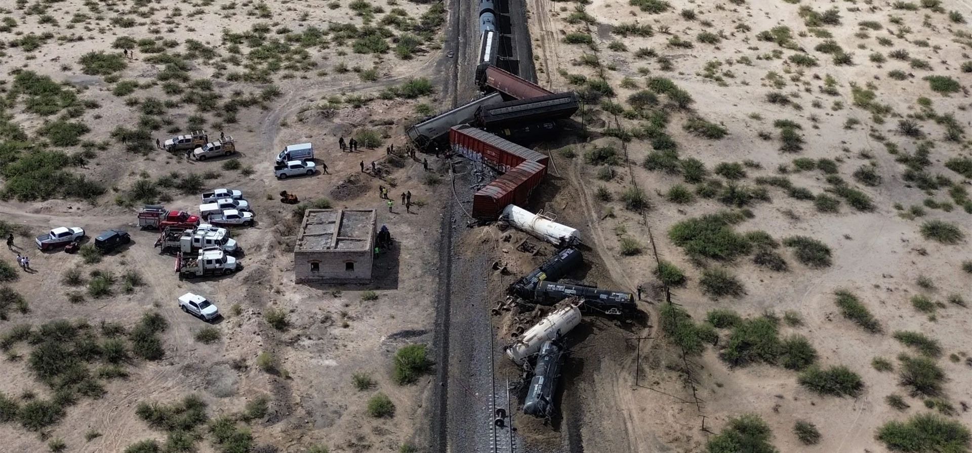 El sitio del descarrilamiento de un tren al sur de la ciudad de Juárez. Un niño murió cuando al menos 12 autos se salieron de las vías. El tren transportaba productos químicos y se reportó una fuga de ácido sulfúrico, Chihuahua, México. Fotografía: Christian Torres/Getty El sitio del descarrilamiento de un tren al sur de la ciudad de Juárez. Un niño murió cuando al menos 12 autos se salieron de las vías. El tren transportaba productos químicos y se reportó una fuga de ácido sulfúrico, Chihuahua, México. Fotografía: Christian Torres/Getty