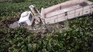 Un camión terminó en el agua tras un choque