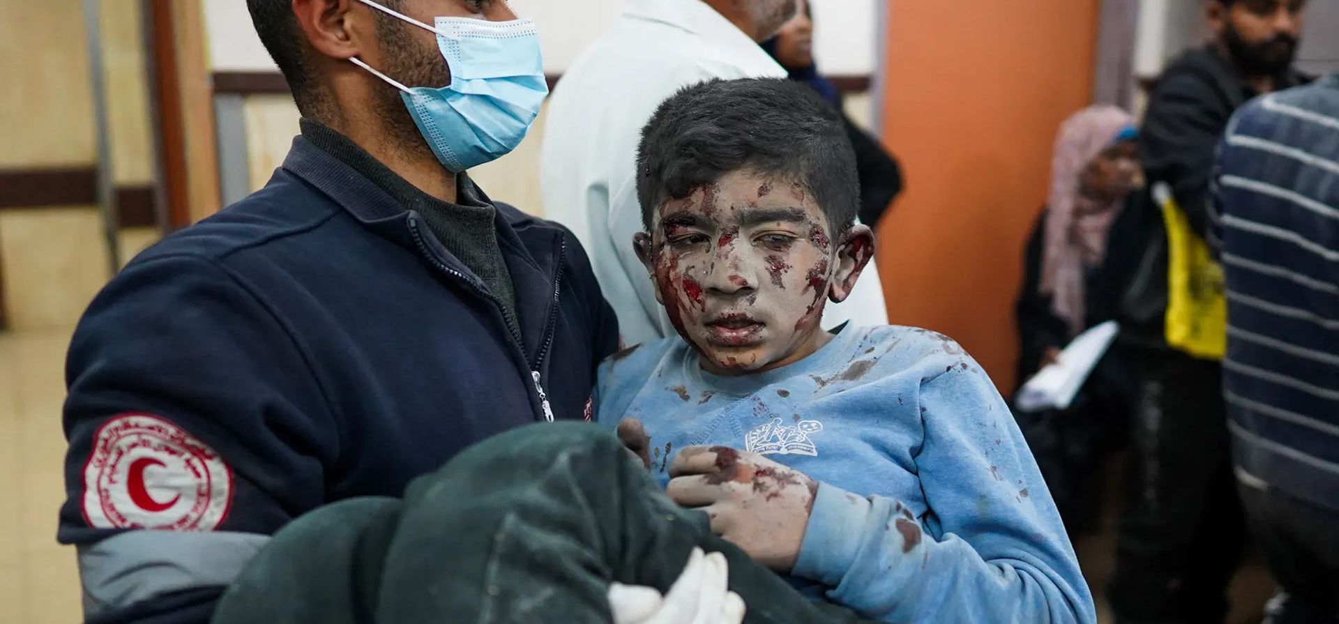 Un médico lleva a un niño palestino herido al hospital de al-Aqsa después de un bombardeo israelí en el campo de refugiados de Nuseirat, Deir al-Balah, Franja de Gaza. Fotografía: AFP/Getty Images Un médico lleva a un niño palestino herido al hospital de al-Aqsa después de un bombardeo israelí en el campo de refugiados de Nuseirat, Deir al-Balah, Franja de Gaza. Fotografía: AFP/Getty Images
