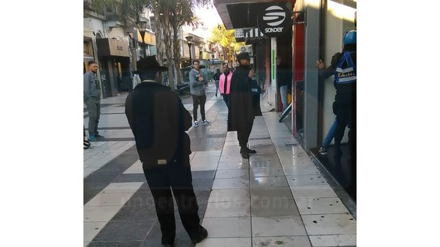 Peatonal San Martín: Se enojó porque los perros le ladraban y sacó un arma