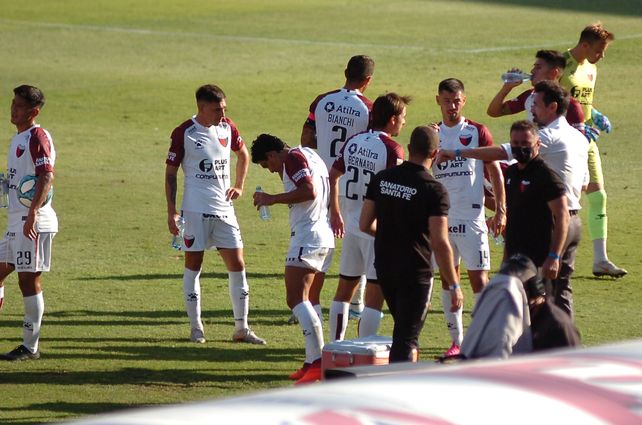 El plantel de Colón trabaja este martes en doble turno con la cabeza puesta en el partido ante Independiente.