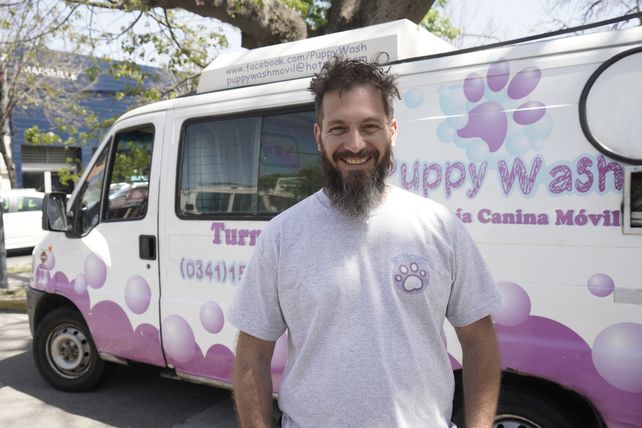 Ignacio Canessa, fundador y dueño de la marca Puppy Wash, que ofrece peluquería de perros a domicilio.