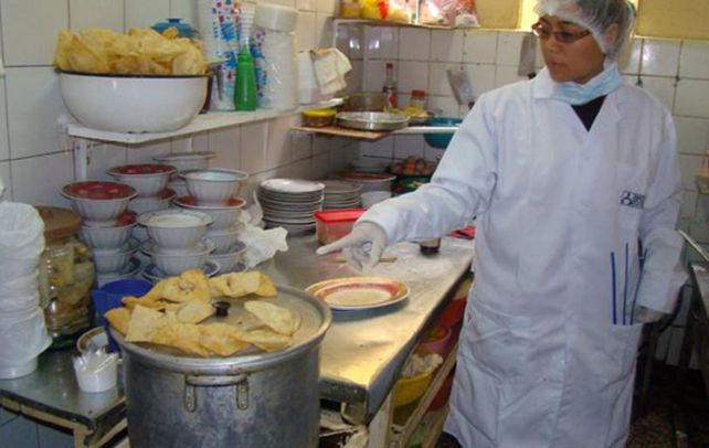 peligro. Cada año una de cada diez personas de la población mundial se enferman por comer alimentos contaminados.