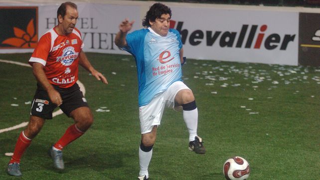 Partido de Showbol en el estadio cubierto de Newells