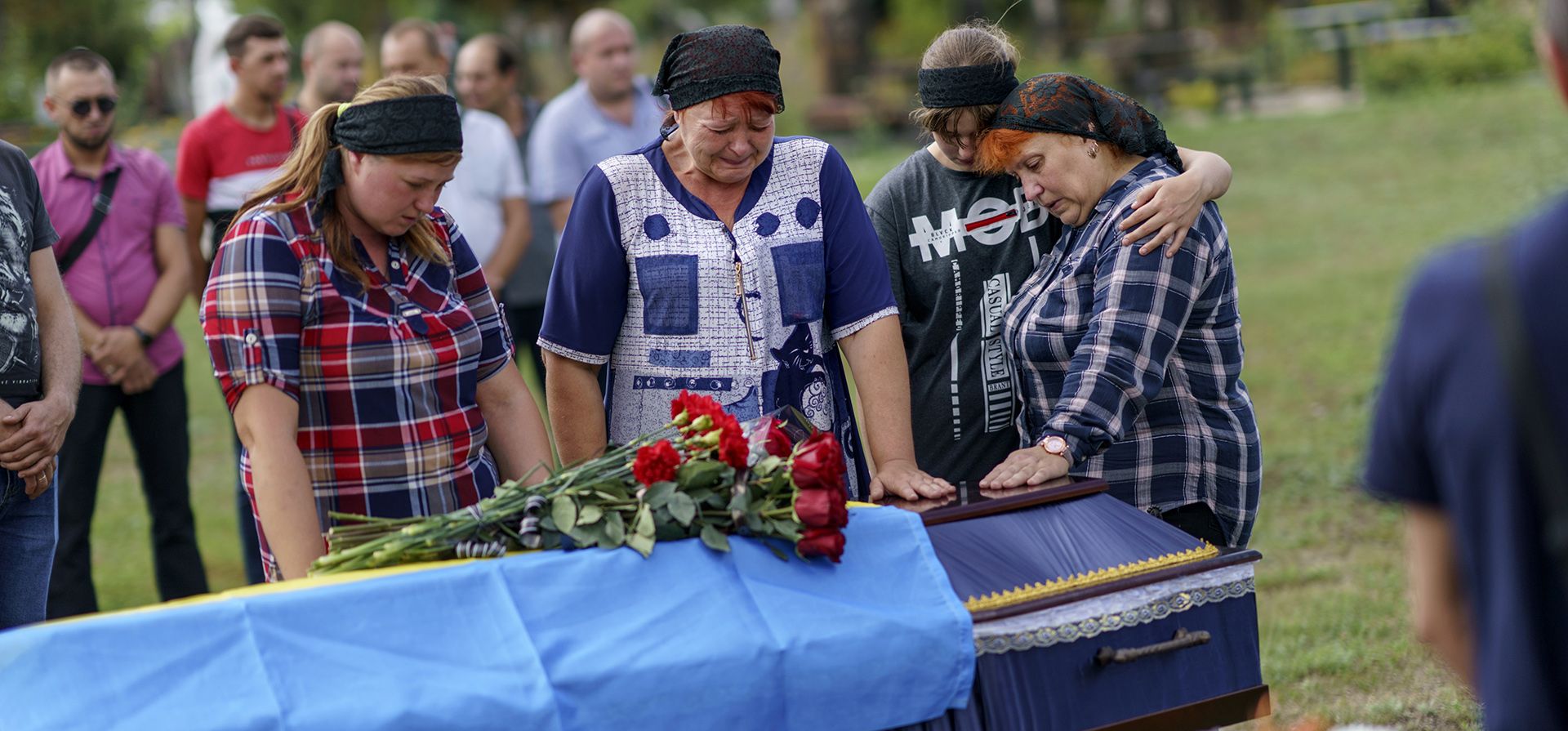 Los familiares lloran sobre el ataúd de Serhiy Marchenko durante su entierro en Pokrovsk, región de Donetsk, este de Ucrania, el jueves 4 de agosto de 2022. Marchenko, de 26 años, un soldado ucraniano, estaba luchando en un escuadrón de artillería en la región de Donetsk cuando fue abatido en combate el 28 de julio.