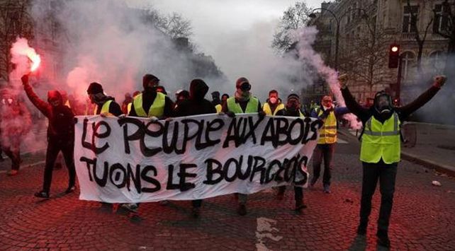 Tensión en París mientras Macron está en Argentina: incendios, detenidos y heridos