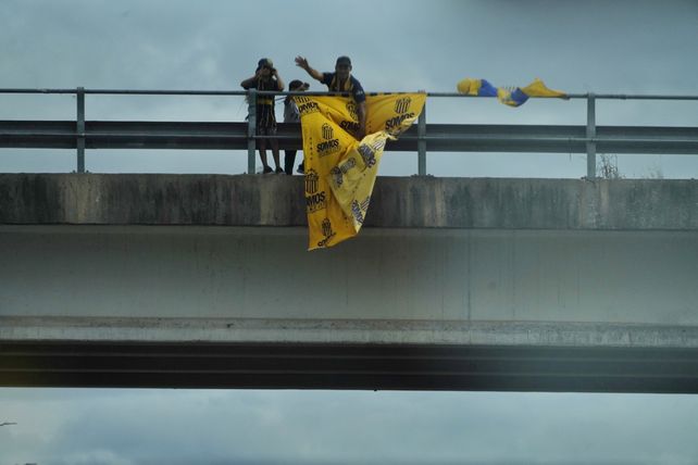 Los hinchas de Central le pusieron color a la autopista a Córdoba