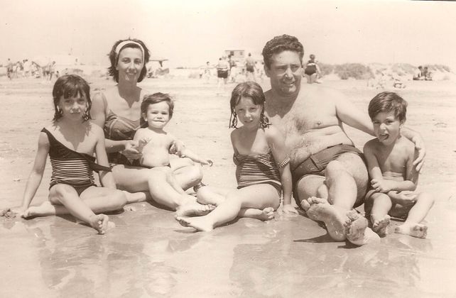 Otra foto de un veraneo lejano. Laura está a la derecha de su madre.