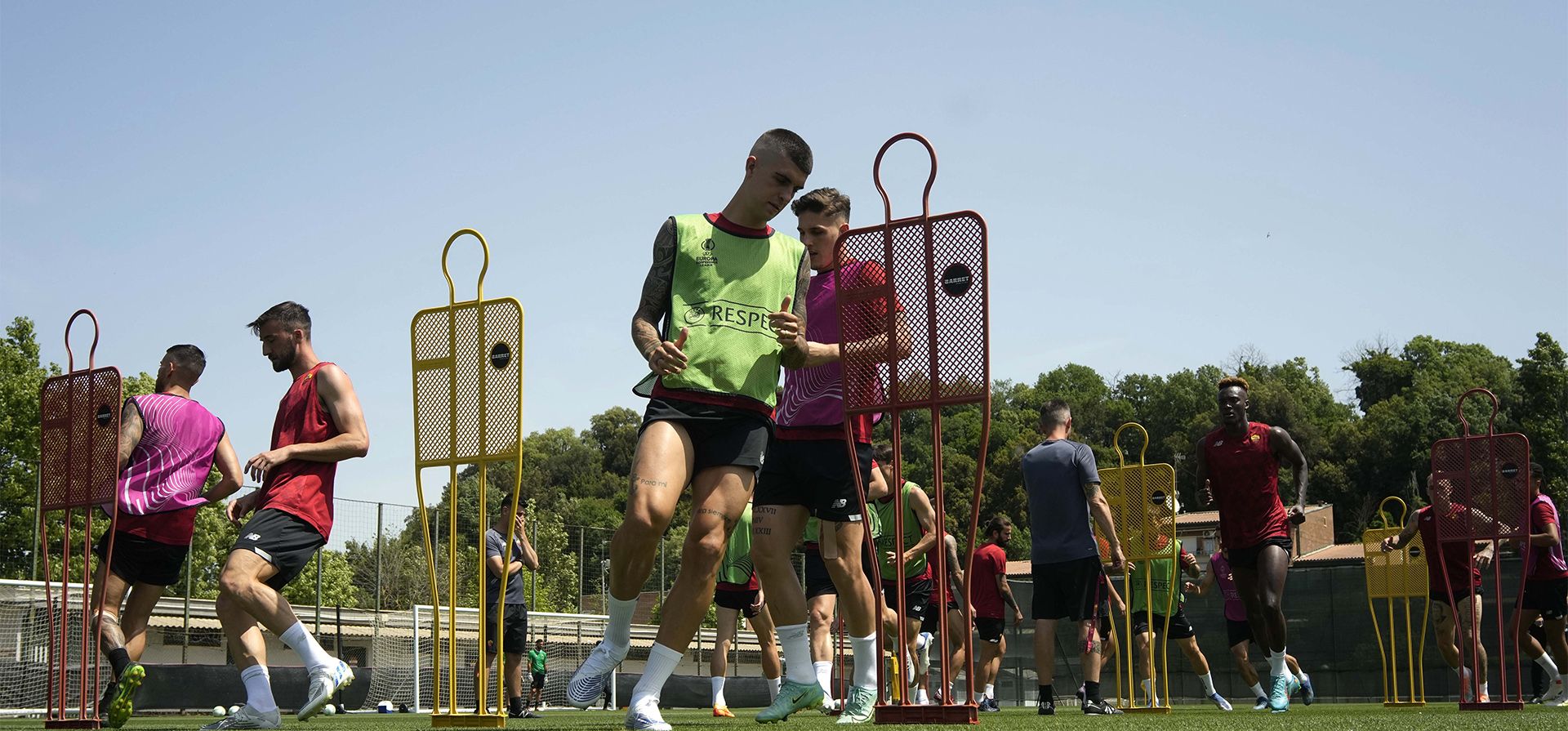 Gianluca Mancini de la Roma, entrena con sus compañeros en el centro deportivo Fulvio Bernardini en Roma, el martes 24 de mayo de 2022, antes de su partido final de la Europa Conference League contra el Feyenoord, el miércoles en Tirana, Albania.