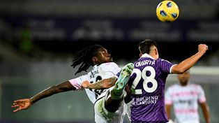 Lucas Martínez Quarta pelea en las alturas con Moise Kean.