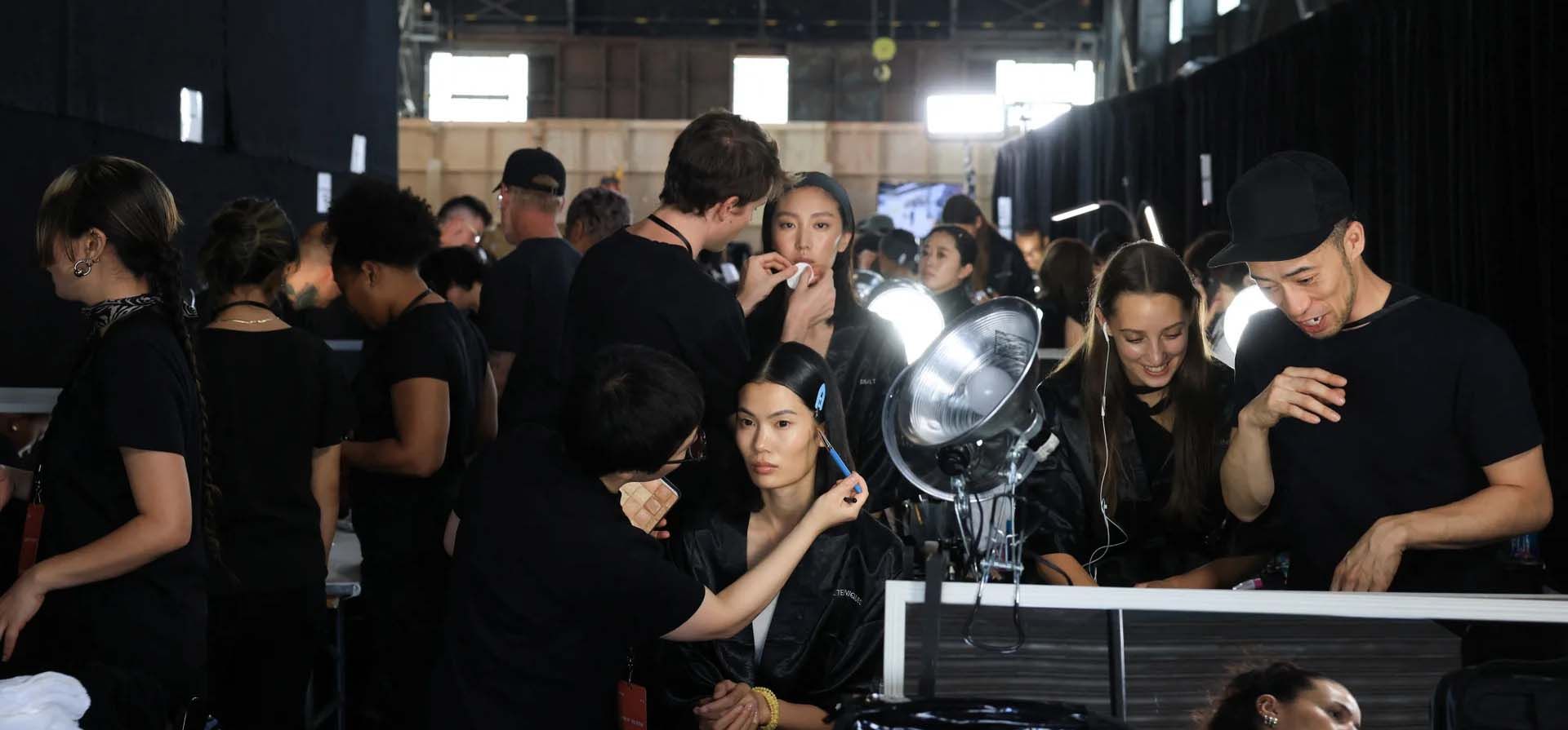 Las modelos se preparan entre bastidores antes de presentar las creaciones de Jason Wu durante la semana de la moda de Nueva York, Nueva York, Estados Unidos. Fotografía: Caitlin Ochs/Reuters Las modelos se preparan entre bastidores antes de presentar las creaciones de Jason Wu durante la semana de la moda de Nueva York, Nueva York, Estados Unidos. Fotografía: Caitlin Ochs/Reuters