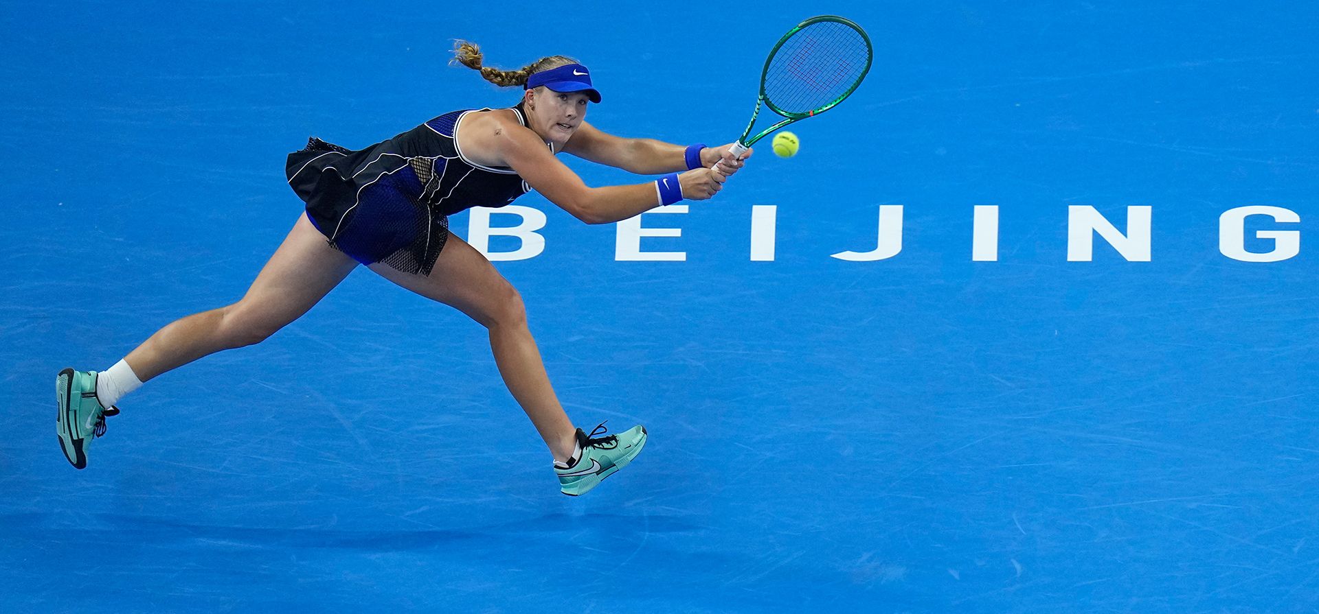 La rusa Mirra Andreeva devuelve una pelota a su compatriota Ekaterina Alexandrova durante el partido de cuartos de final del cuadro individual femenino del torneo de tenis China Open en Pekín, el jueves 8 de octubre de 2026. (Foto AP/Andy Wong) La rusa Mirra Andreeva devuelve una pelota a su compatriota Ekaterina Alexandrova durante el partido de cuartos de final del cuadro individual femenino del torneo de tenis China Open en Pekín, el jueves 8 de octubre de 2026. (Foto AP/Andy Wong)