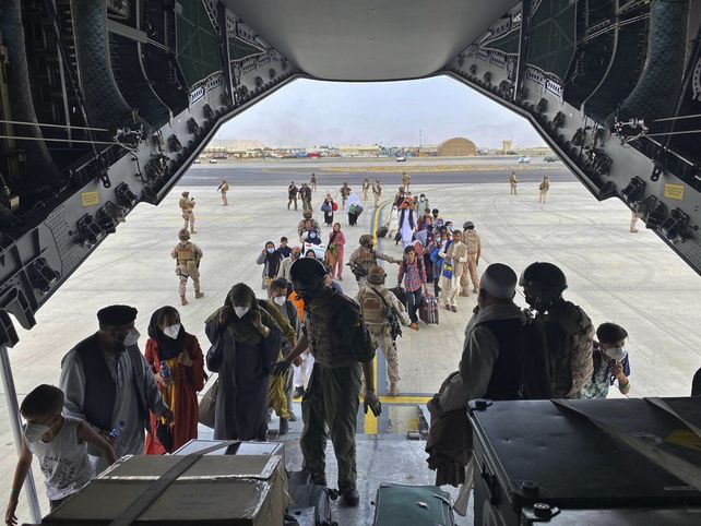 Las evacuaciones de civiles afganos continuaban hoy a todo ritmo. EEUU estima que pudo sacar del pa&iacute;s a m&aacute;s de 120 mil civiles, tanto estadounidenses como afganos.&nbsp;