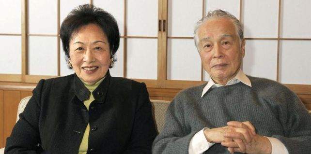 Miura y su esposa.