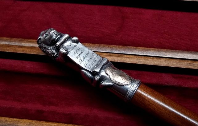Además del león, una cita del Himno Nacional y el escudo nacional, distinguen la obra. 