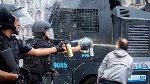 Un gas pimienta como el que usó la policía cuesta casi lo mismo que una jubilación mínima