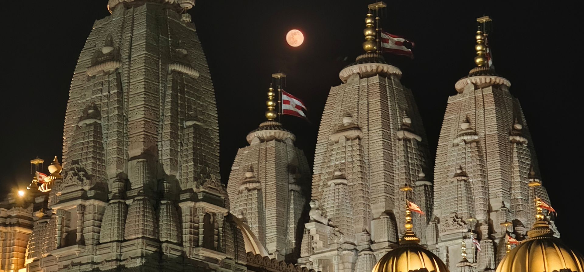 La última luna llena del año, se alza en el cielo sobre el Templo Swaminarayan, en Calcuta, India, el jueves 4 de diciembre de 2025. (Foto AP/Bikas Das) La última luna llena del año, se alza en el cielo sobre el Templo Swaminarayan, en Calcuta, India, el jueves 4 de diciembre de 2025. (Foto AP/Bikas Das)