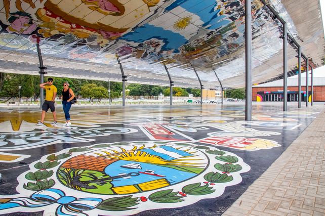 Finalizó el laqueado del mural de El Aura y ya se puede transitar normalmente por el nuevo ícono de Rosario.
