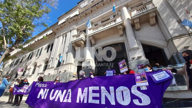 Más de 300 mujeres tienen un código de emergencia activo en Santa Fe y el municipio brinda asistencia diaria a 30 víctimas Más de 300 mujeres tienen un código de emergencia activo en Santa Fe y el municipio brinda asistencia diaria a 30 víctimas
