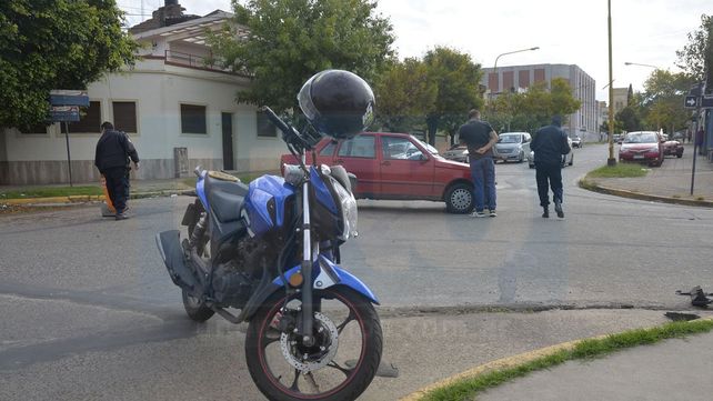 Se accidentó por pasar en rojo