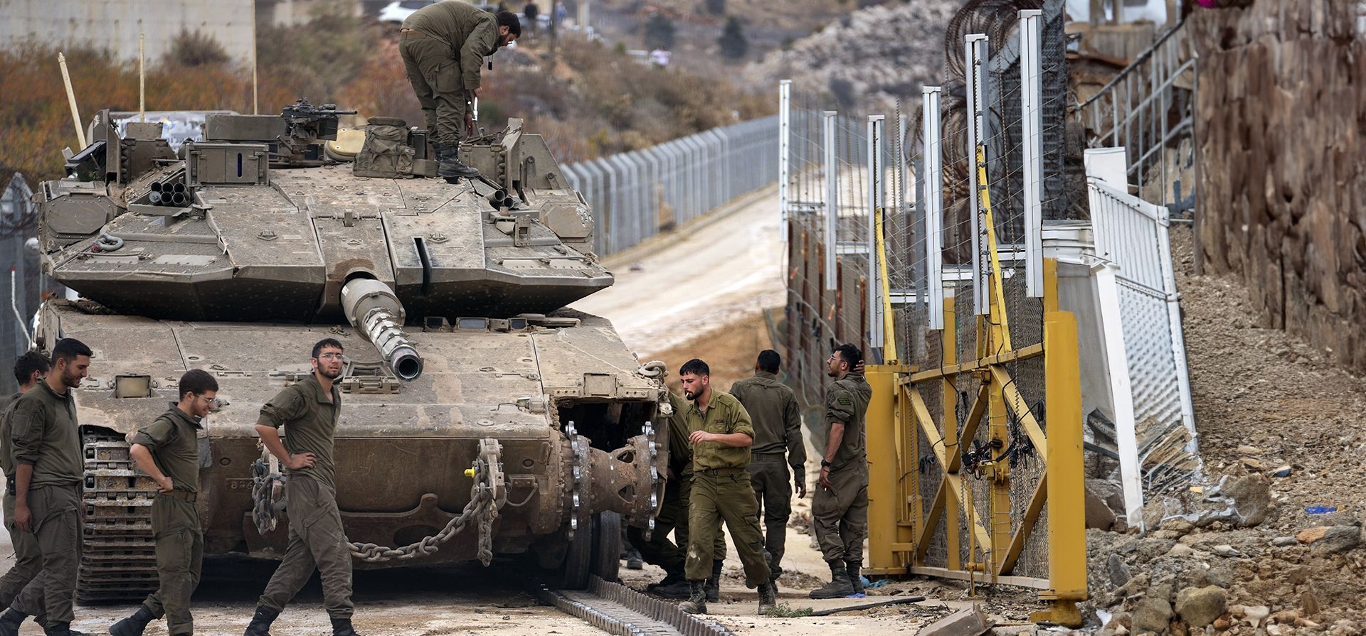 Soldados israelíes reparan un tanque junto a la valla de seguridad cerca de la llamada Línea Alfa que separa los Altos del Golán anexados por Israel de Siria, en la ciudad de Majdal Shams, el miércoles 11 de diciembre de 2024. (Foto AP/Matias Delacroix) Soldados israelíes reparan un tanque junto a la valla de seguridad cerca de la llamada Línea Alfa que separa los Altos del Golán anexados por Israel de Siria, en la ciudad de Majdal Shams, el miércoles 11 de diciembre de 2024. (Foto AP/Matias Delacroix)