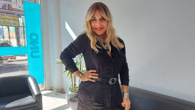 Tijeras afiladas, corazones rotos y glamour: La Marce vuelve al teatro
