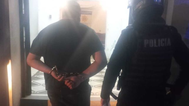 El hombre portaba un arma de guerra con la que produjo amenazas El hombre portaba un arma de guerra con la que produjo amenazas