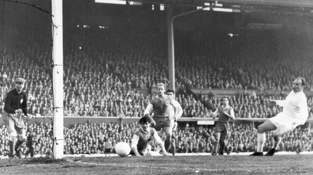 El crack argentino convierte uno de sus tres goles para el triunfo de Real Madrid en la final de la Liga de Campeones 1959/1969.