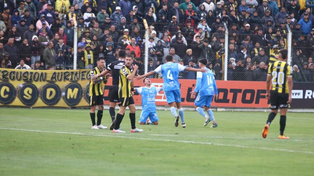 Agustín Morales, de rodillas, celebra el gol del empate que le aseguró el ascenso a Estudiantes de Río Cuarto.
