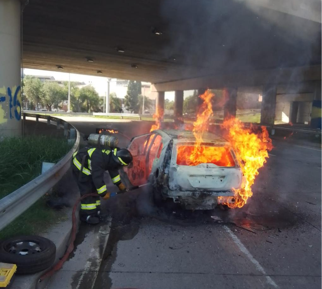 El auto terminó envuelto en llamas en la rotonda debajo del puente de Circunvalación y Baigorria.&nbsp;