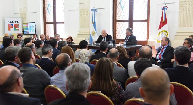 En el Salón Blanco. El gobernador bajó línea a sus funcionarios para acelerar la gestión. En el Salón Blanco. El gobernador bajó línea a sus funcionarios para acelerar la gestión.