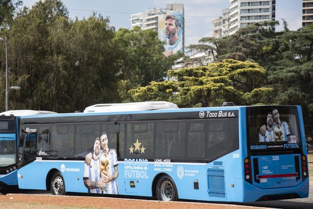 Tres estrellas. El ploteo de los nuevos coches presentados ayer viene con Messi