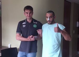 Un futbolista del Chapecoense que sobrevivió a la tragedia ya camina y manda su agradecimiento