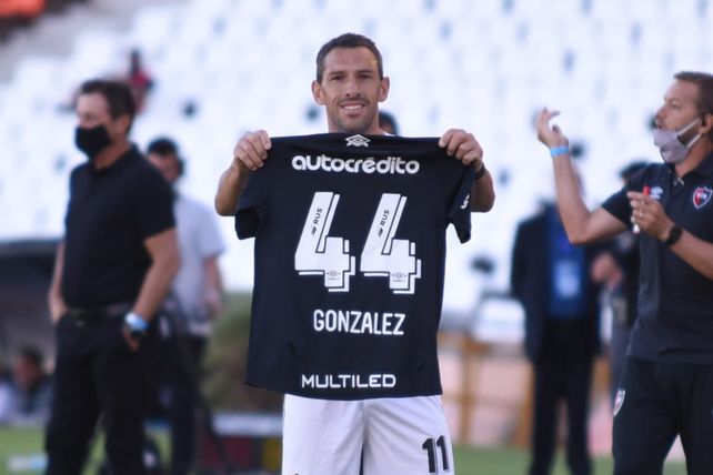Maxi Rodríguez festeja su gol con dedicatoria a Panchito González