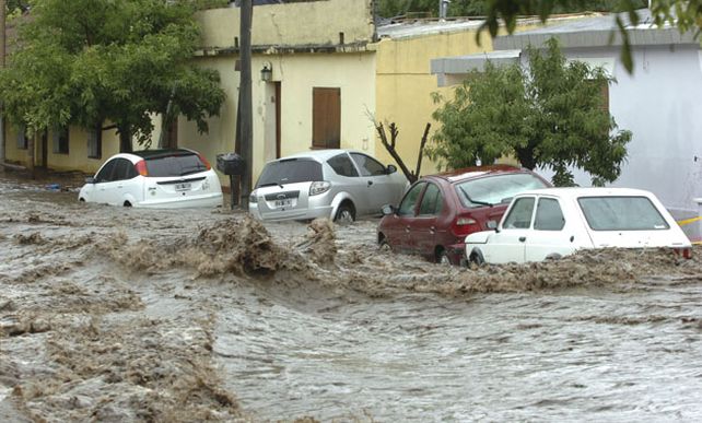 El agua desbordó los cauces e inundó las calles