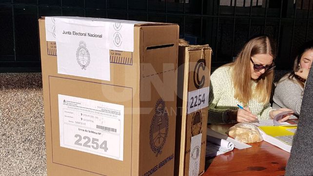 En un domingo soleado, los primeros santafesinos concurren a las urnas