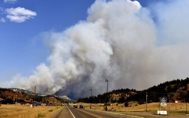 El humo se eleva desde un incendio de 690 kilómetros cuadrados en la reserva india del norte de Cheyenne, el miércoles 11 de agosto de 2021, cerca de Lame Deer, Montana, EE.UU.