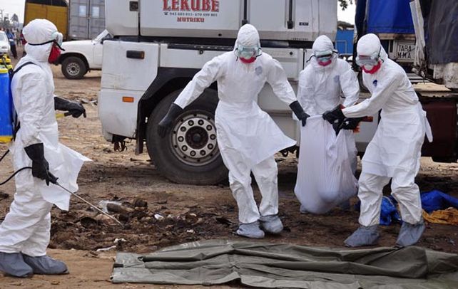 Dramático. Agentes sanitarios recogen el cadáver de una víctima del ébola en una calle de Monrovia
