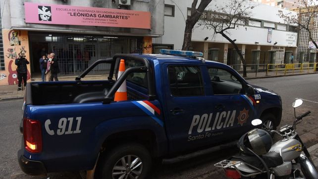 La escuela Leónidas Gambartes de Paraguay al 1200. La directora recibió una amenaza en su teléfono celular. 