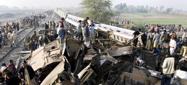 Descarril&oacute; un tren en Pakist&aacute;n: mueren 75 personas