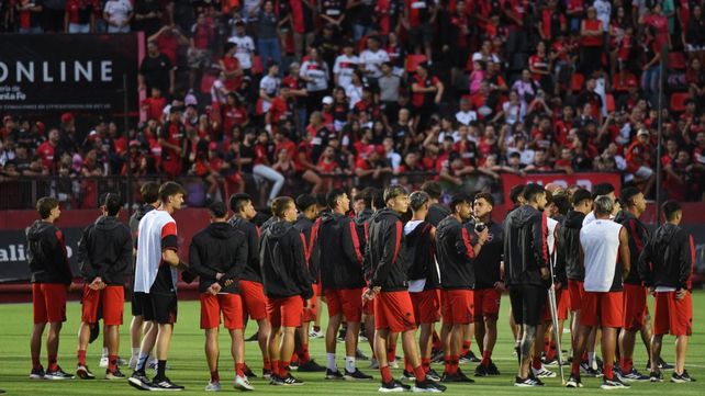 Los jugadores de Newells participaron este jueves del tradicional banderazo de cara al choque con Central.