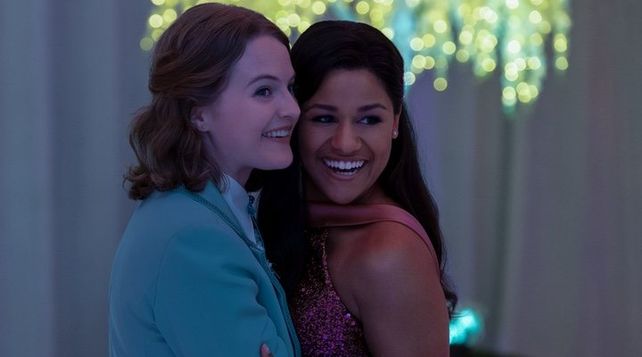 Jo Ellen Pellman y Ariana DeBose interpretan a Emma y Alyssa