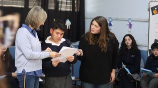 Los alumnos de la escuela de Pérez pudieron hacerle preguntas a la astronauta norteamericana.