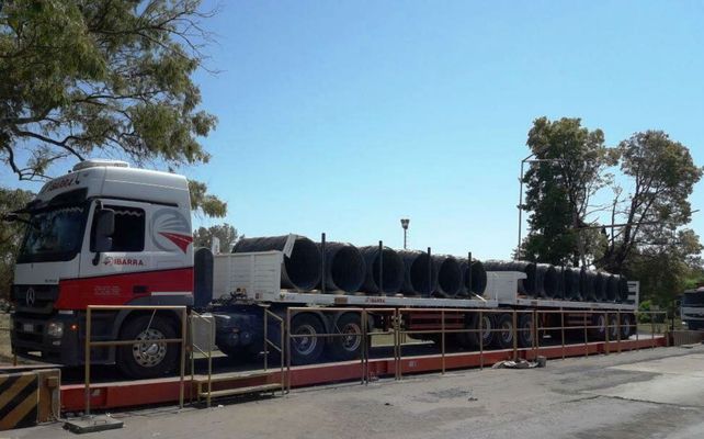 Camión. Junto con Transportes Ibarra