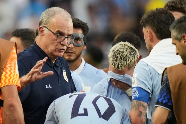 El Loco Bielsa dejó su cargo de DT de Uruguay y fue reemplazado por un ídolo de la Celeste.