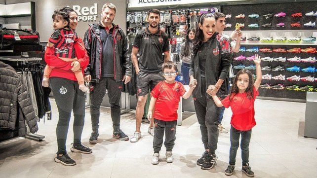 Los pequeños modelos también felices de lucir los colores Rojinegros.
