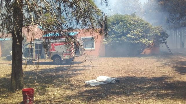 El fuego y el humo asolan el sur de Entre Ríos con incendios en la zona del Delta. Bomberos de Ceibas