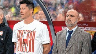 Lewandowski ganó la pulseada y renunció el DT de Polonia